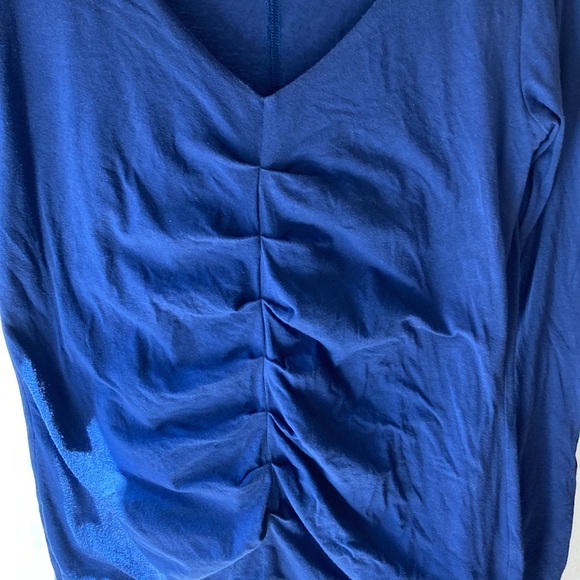 Women’s Dark Blue CAbi Ruched Fitted V Neck Shirt with ruched sleeves, size M - Picture 3 of 9